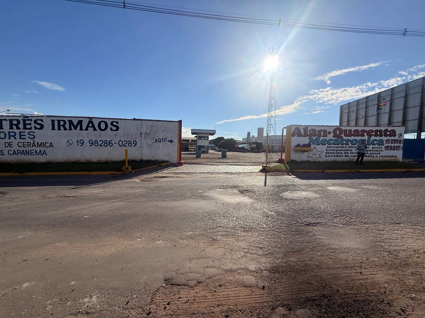 Acesso à área da oficina Arlatruck com pátio amplo