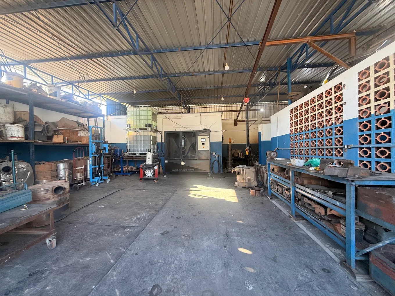 Interior da oficina Arlatruck com equipamentos de diagnóstico e bancada de testes para sistema Arla 32