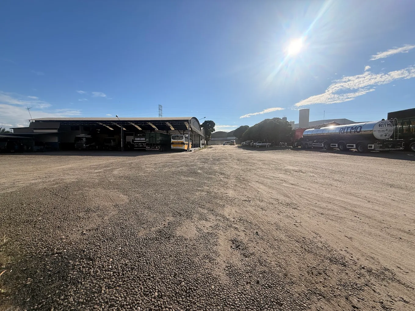Pátio externo da Arlatruck com caminhões e veículos pesados estacionados
